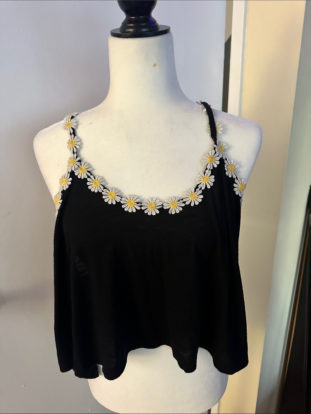 Black Daisy-Trim Crop Tank Top